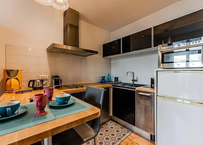 Centre: T2 A 20m De La Avec Parking - Fr-1-433-153 *